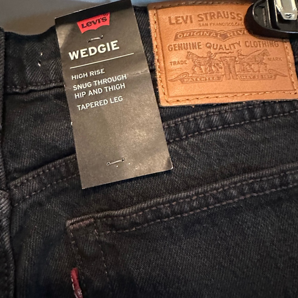 Levi’s wedgie black jeans